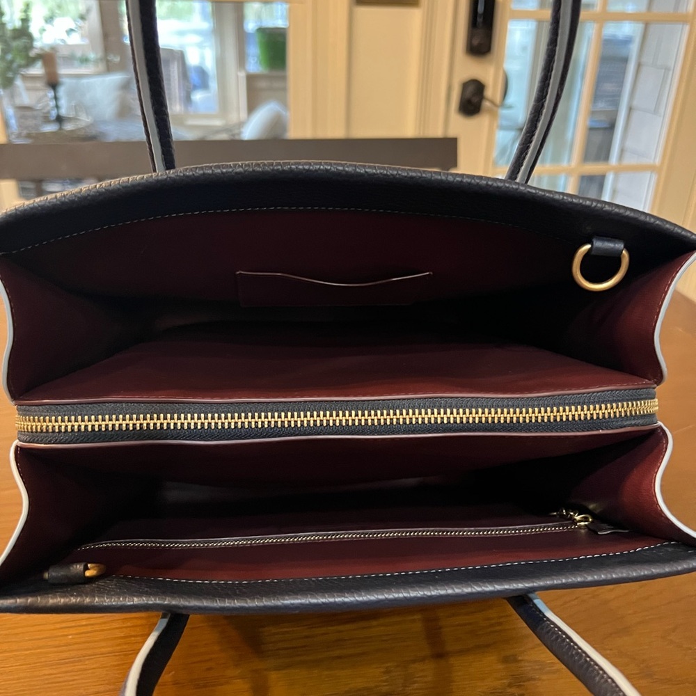 Cashin Carry Tote 29 
Dark navy with a cloud blue piping and oxblood interior - Picture 6 of 12